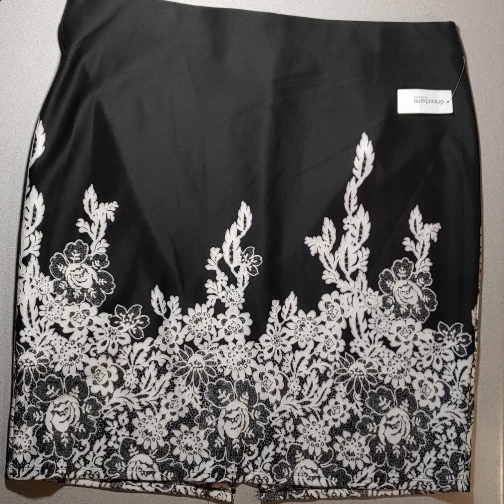 DONATED Beautiful Black and White Skirt from Roz & Ali!